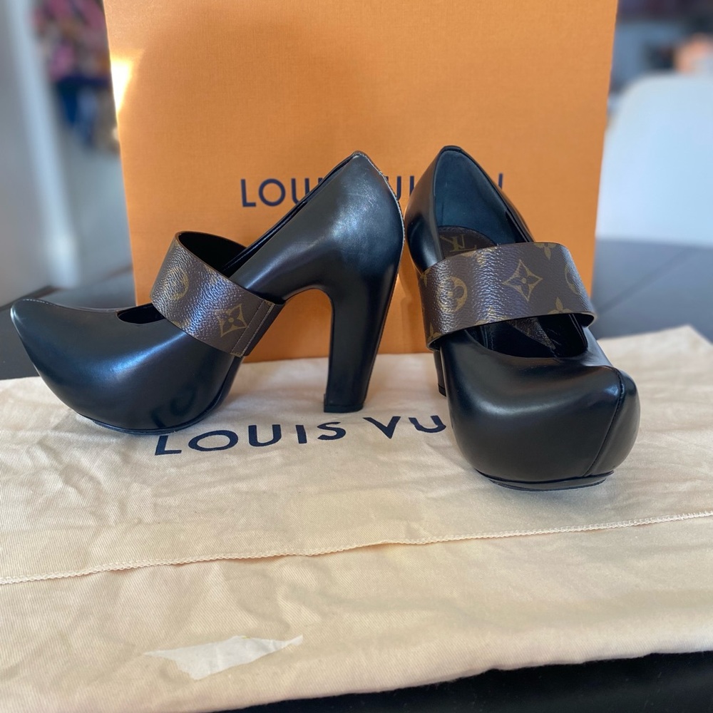Authentic Louis Vuitton Black Pumps, leather strap with Logo design, size 38